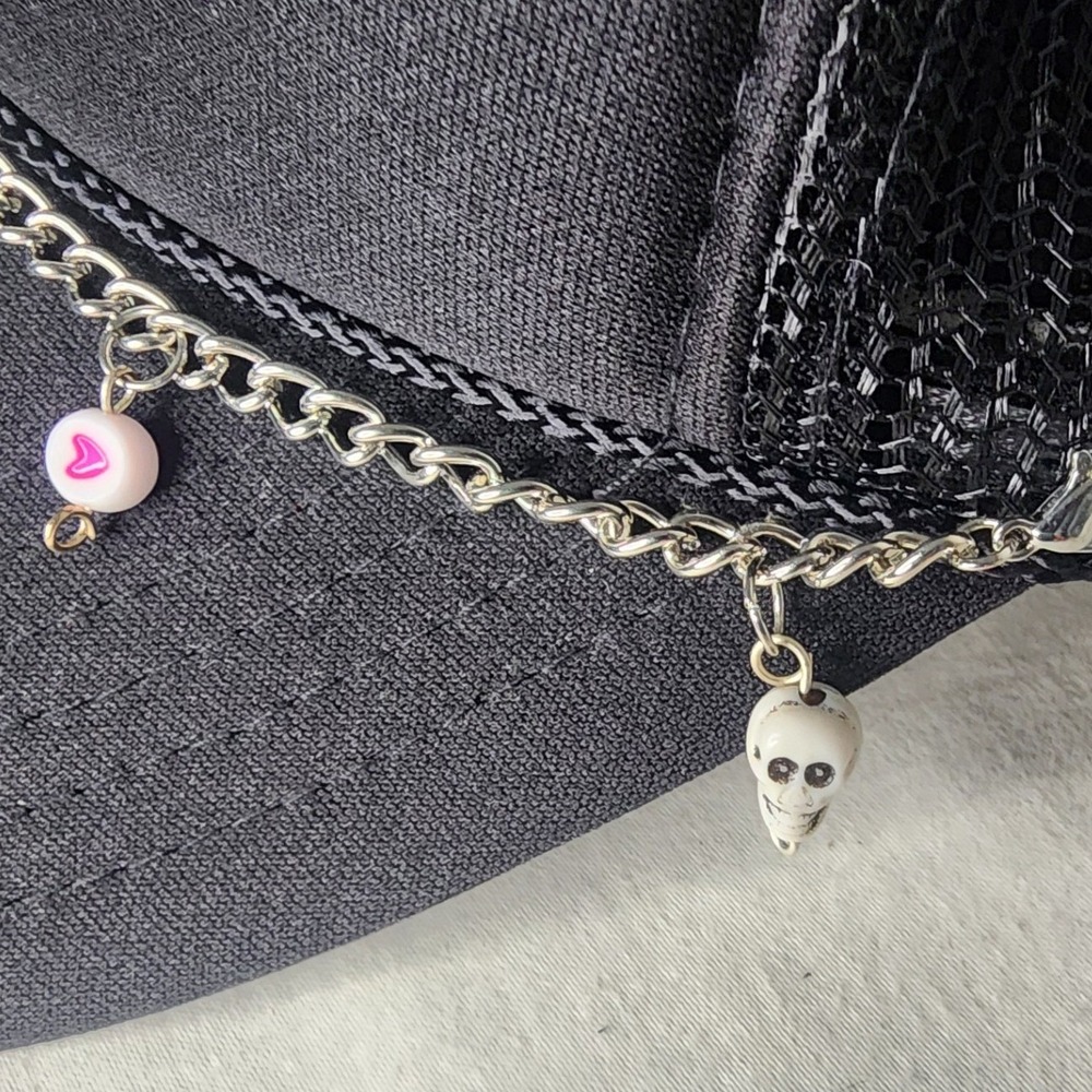 Otto Feral Patch Trucker Hat Black Mesh Snapback Skull Heart Chain Charms 39-165 - Picture 2 of 4